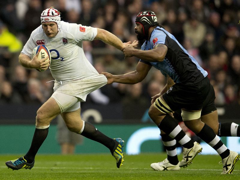 Waldrom tries to get away from Akapusi Qera