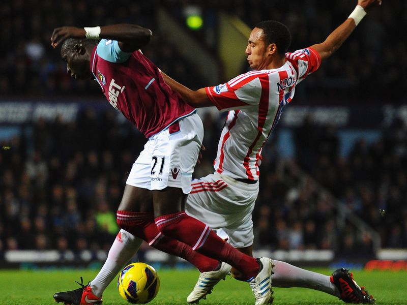 Steven N'Zonzi makes the challenge on his West Ham counterpart Mohamed Diame.