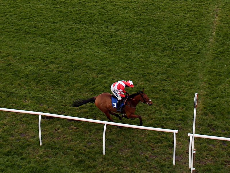 Atlantic Roller gets the Nicholls and Walsh team off to a flier...