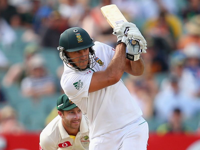 Faf du Plessis dug in to carry South Africa to the close of play.
