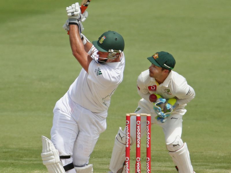 Matthew Wade misses a stumping opportunity.