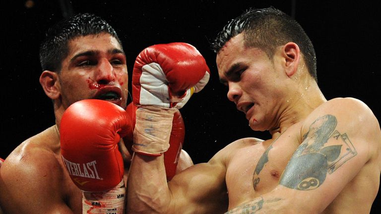 Marcos Maidana (R) lost a war with Amir Khan in 2010