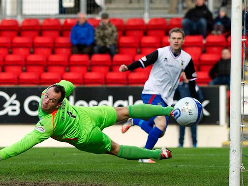 Billy McKay goes close for Inverness