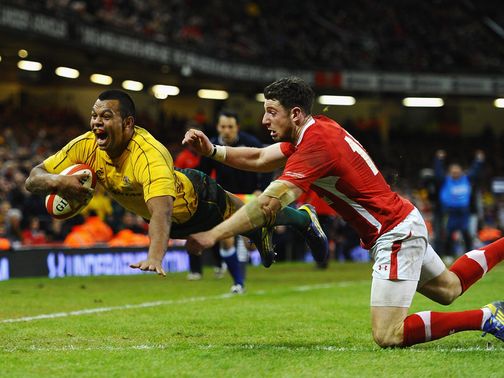 Beale dives over for a late Australia try