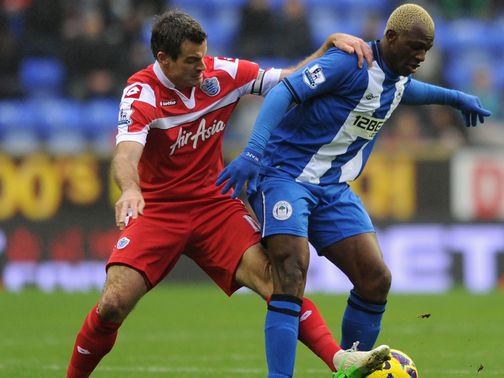Arouna Kone holds off Ryan Nelsen