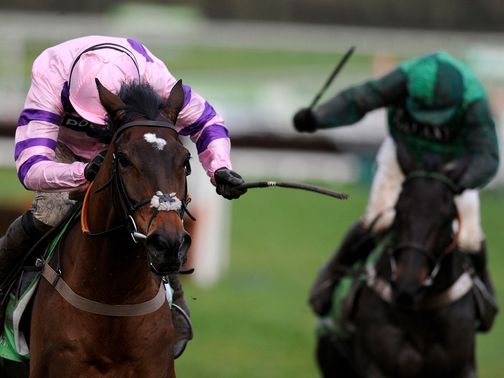 Zarkandar holds off Grandouet to win at Cheltenham