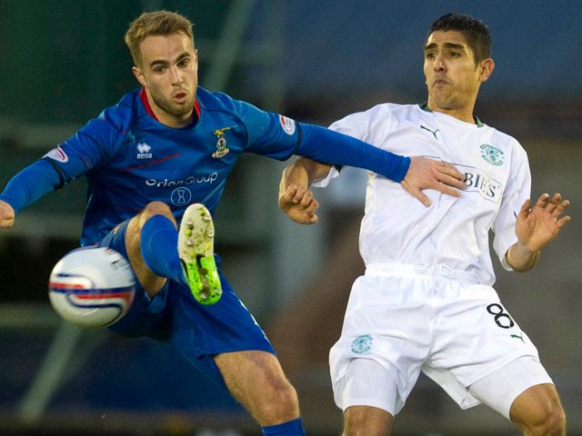 Andrew Shinnie holds off Jorge Claros