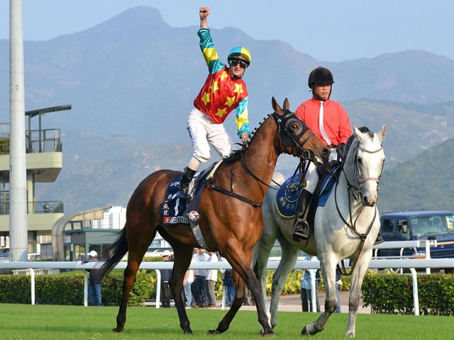 Zac Purton celebrates after winning aboard Ambitious Dragon