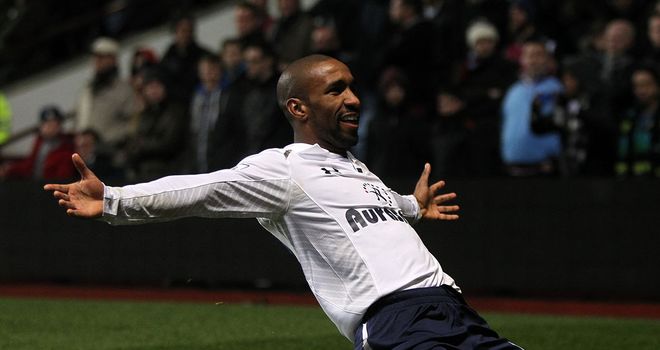Jermain Defoe: Quickfire double sends Spurs to group stages
