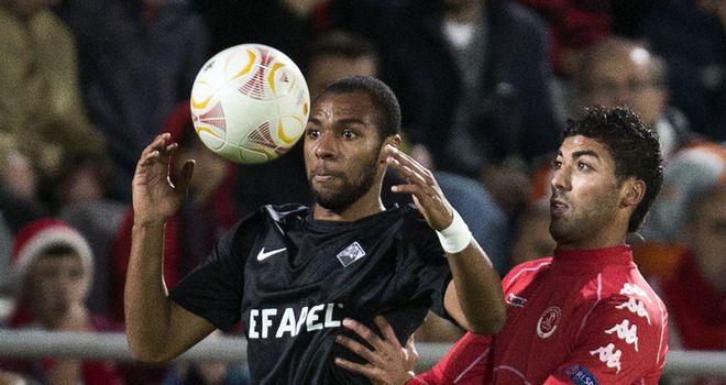 Wilson Eduardo holds off Iyad Khutaba