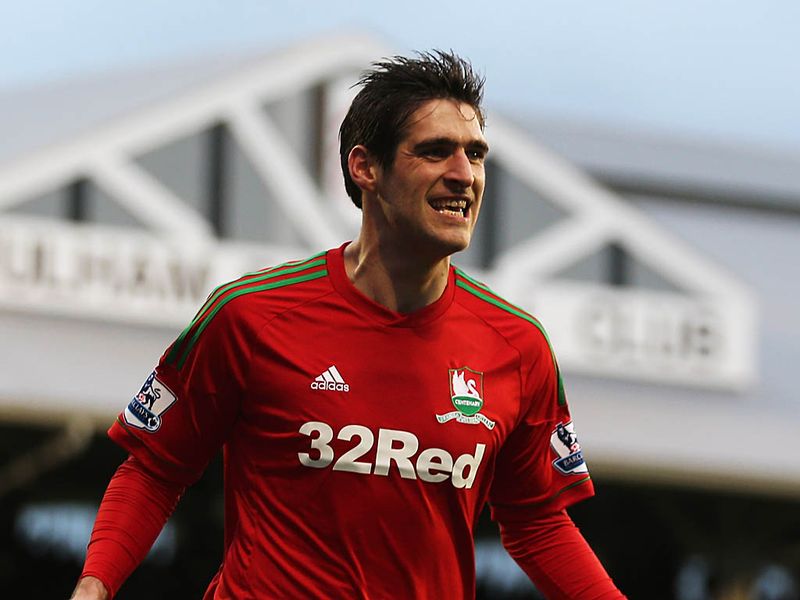 Swansea take the lead at Fulham, Nathan Dyer's shot is saved by David Stockdale but Danny Graham is on hand to turn the ball into the bottom corner.