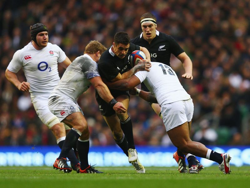 ...and Dan Carter finds his way blocked by resolute defending from the hosts...