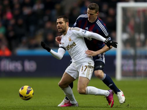 Itay Shechter holds off Robert Huth