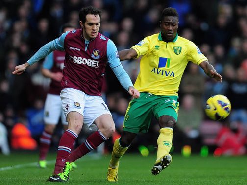 Joey O'Brien tussles with Alexander Tettey