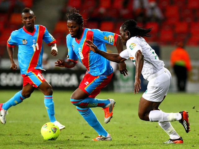 Deogracias Kanda and Dieudonne Mbokani Bezua battle for the ball