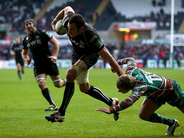 Joe Bearman avoids Mathew Tait to score for Ospreys