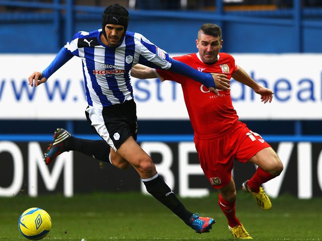 Ryan Lowe holds off Miguel Llera