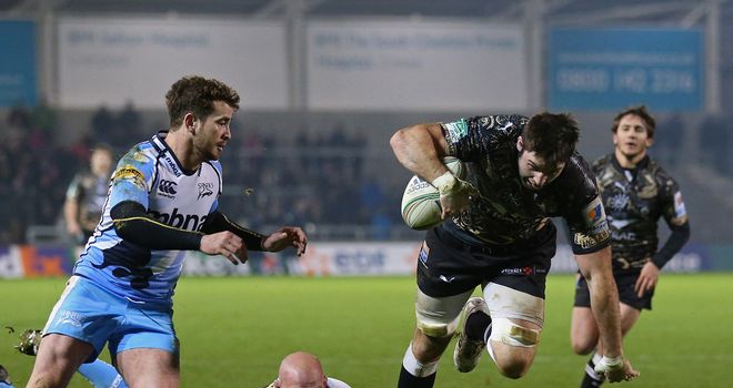 Johnnie Beattie of Montpellier on his way to scoring a try