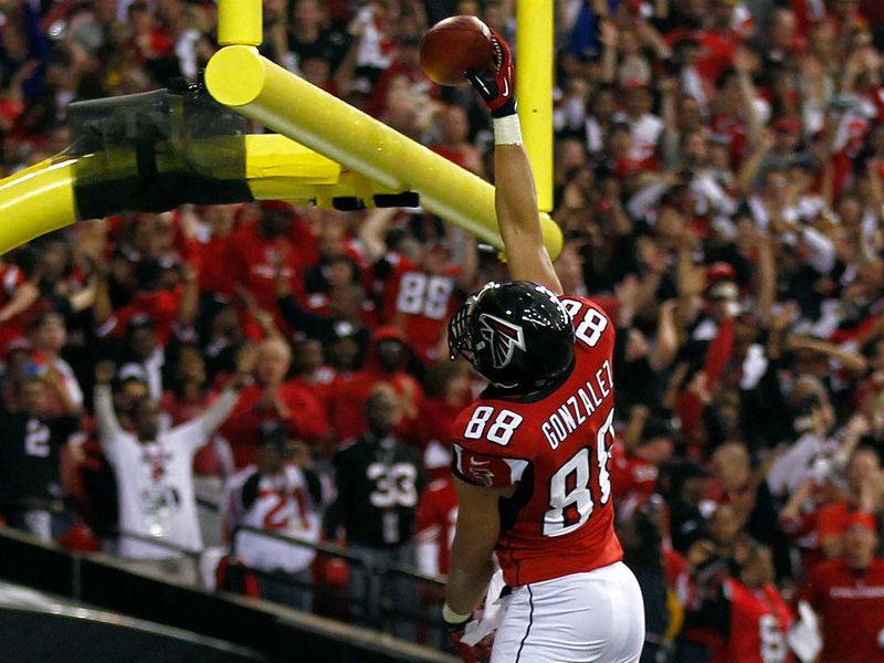 Tony Gonzalez slam dunks the football after his touchdown pass