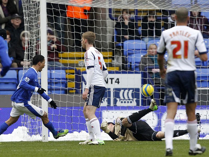 Steven Pienaar's goal puts Everton 1-0 up in their clash at Championship side Bolton
