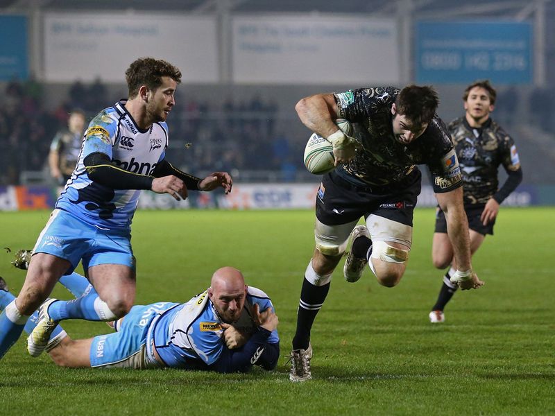 Johnnie Beattie: Pictured on his way to scoring a try for Montpellier in their 27-6 bonus-point win over struggling Sale