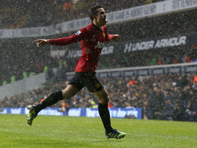 Robin van Persie's powerful header saw him record an 18th Premier League goal of a remarkable debut season at Manchester United.