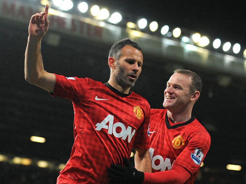 In the late game Ryan Giggs puts Man United ahead against Fulham from the spot