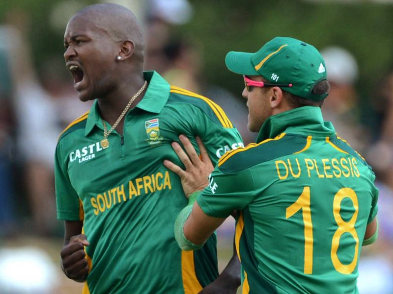 Lonwabo Tsotsobe took two early wickets.
