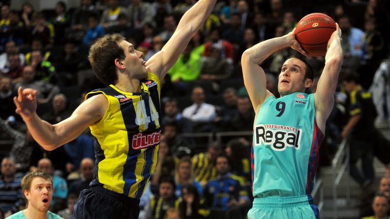 Bojan Bogdanovic (L) of Fenerbahce guards Barcelona's Marcelinho Huertas