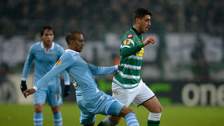 Abdoulay Konko tries to tackle Tolga Cigerci