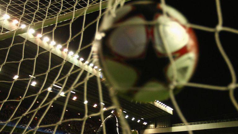 Liverpool beat Debrecen 1-0 at Anfield in the 2009 Champions League