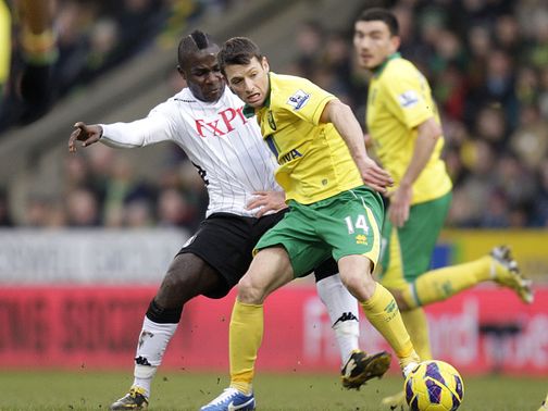 Wesley Hoolahan and Emmanuel Frimpong battle for the ball