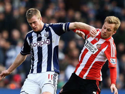 Chris Brunt holds off Sunderland's Seb Larsson