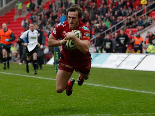 Nic Reynolds dives over to score for the Scarlets