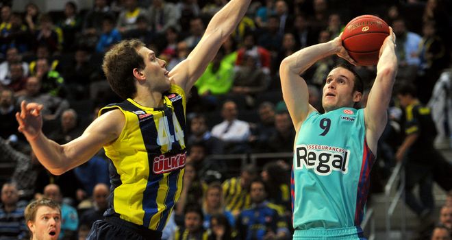 Bojan Bogdanovic (L) of Fenerbahce guards Barcelona's Marcelinho Huertas
