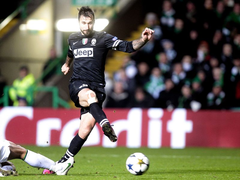 Mirko Vucinic scores the third for Juventus
