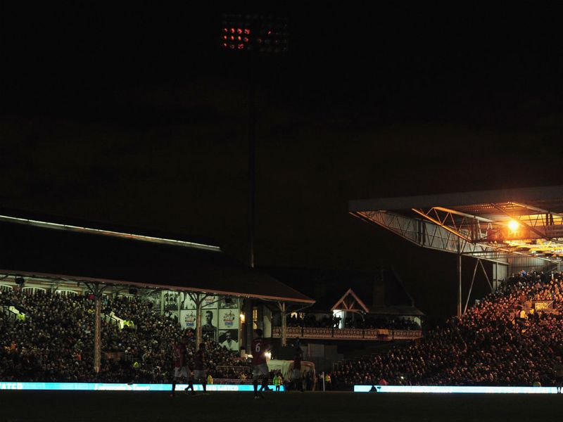 The late match between Fulham and Manchester United was interrupted by floodlight failure at Craven Cottage midway through the first half.