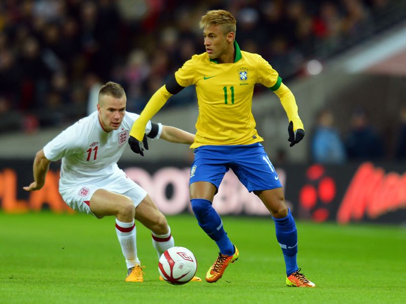 Tom Cleverley keeps a close eye on Brazil star Neymar