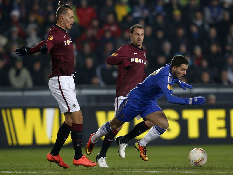 Chelsea playmaker Eden Hazard gets away from two Sparta players