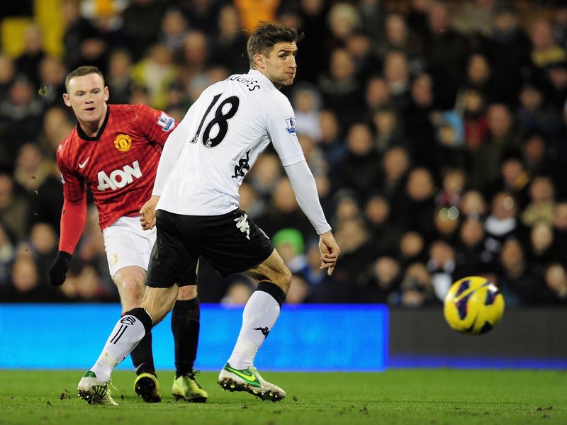 Wayne Rooney struck the crucial goal to give Manchester United a 1-0 win and extend their lead at the Premier League summit.