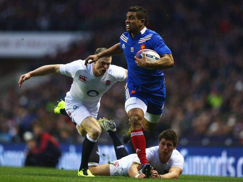 Wesley Fofana breaks through the England defence...