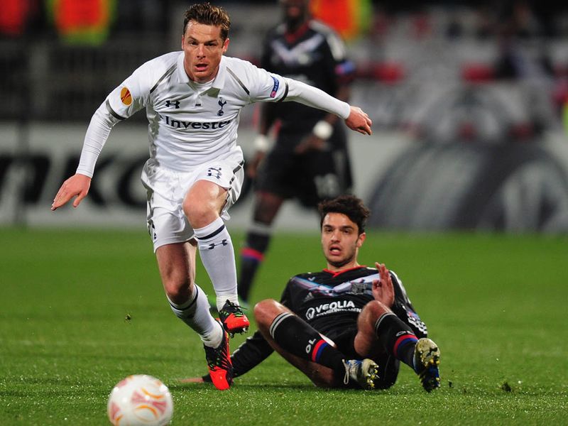Scott Parker and Clement Grenier vie for the ball as Spurs attempt to protect their 2-1 first leg lead.