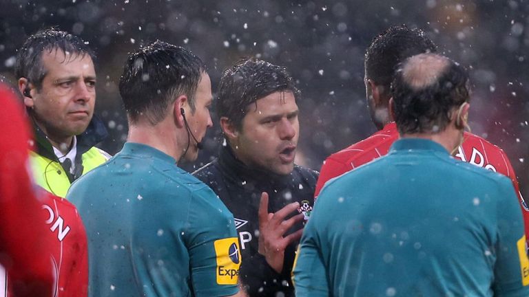 Mauricio Pochettino (c) confronts officials after the award of the penalty
