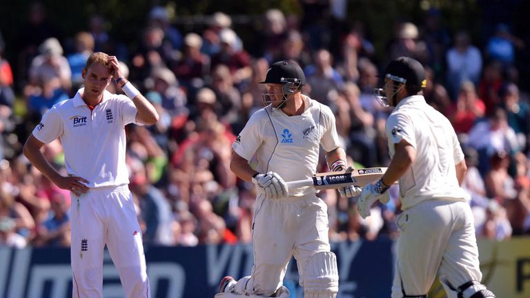Peter Fulton and Hamish Rutherford put on 158 runs for the first wicket.
