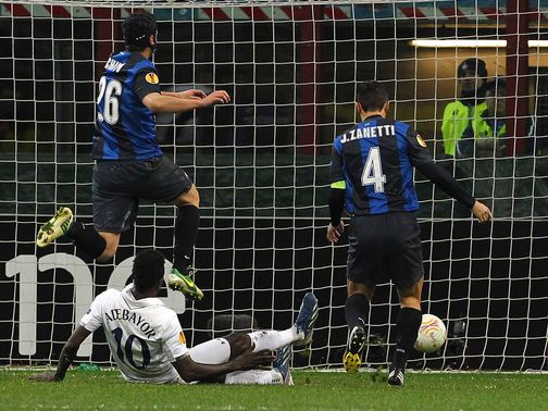 Emmanuel Adebayor scores a crucial away goal for Tottenham