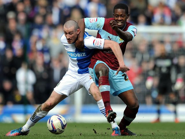 David Jones holds off Marvin Bartley