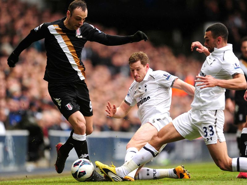 Dimitar Berbatov battles for the ball with Jan Vertonghen and Steven Caulker