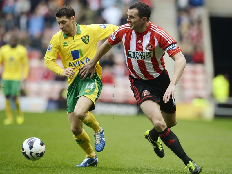 John O'Shea tries to hold off Wes Hoolahan in Sunderland's home match against Norwich