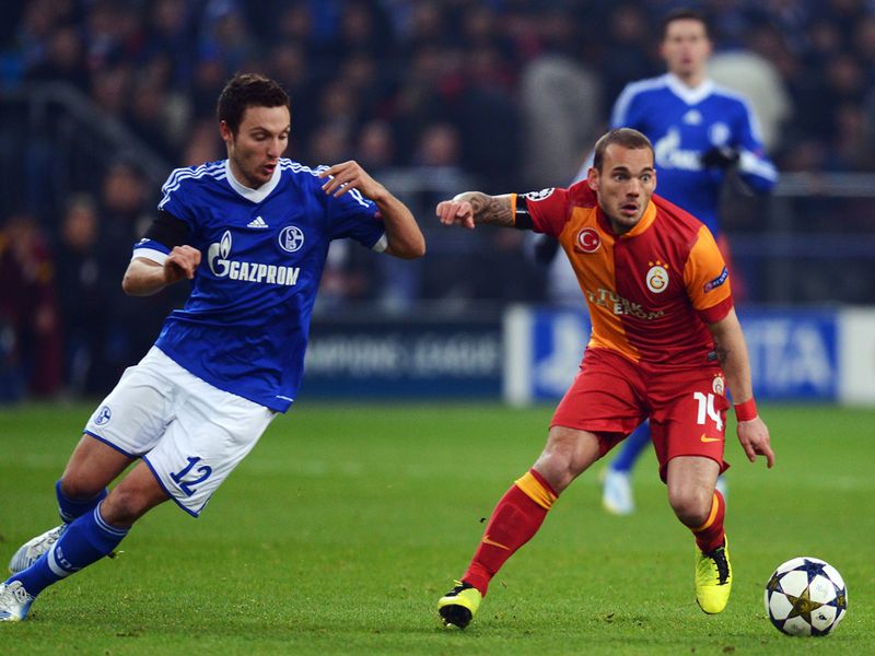 Sneijder holds off Schalke's Marco Hoeger