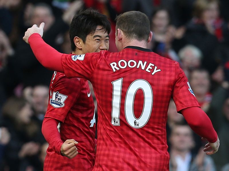 Kagawa celebrates with Wayne Rooney